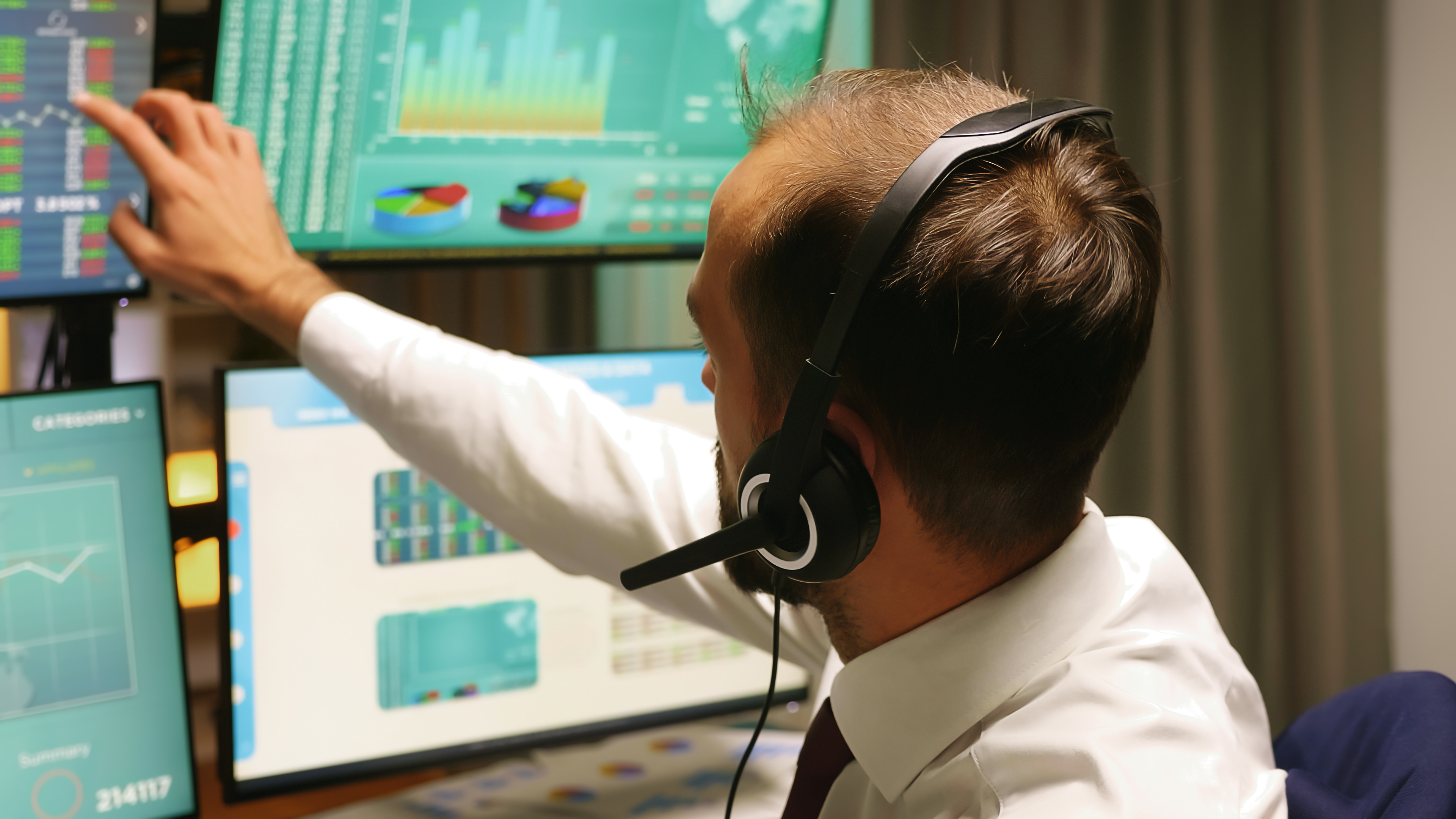 Call center agent conducting a telephone survey to understand customer needs in the telecom sector.